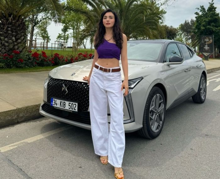 Ozge Yagiz With Her DS4 ESPRIT DE VOYAGE Car